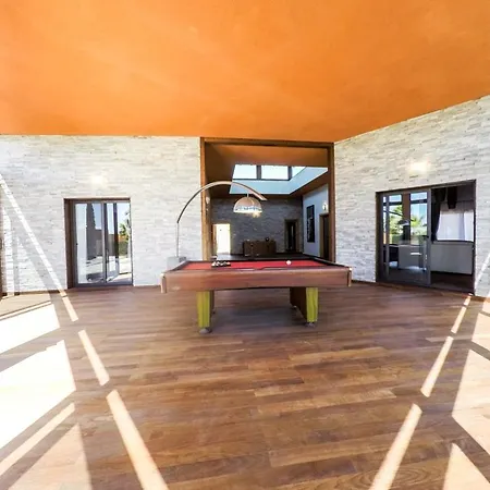 Melania Paradise - Jacuzzi, Private Pool, Gym, Minigolf, Chill Terrace, 4 Bedrooms Vila