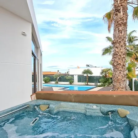 Melania Paradise - Jacuzzi, Private Pool, Gym, Minigolf, Chill Terrace, 4 Bedrooms Villa